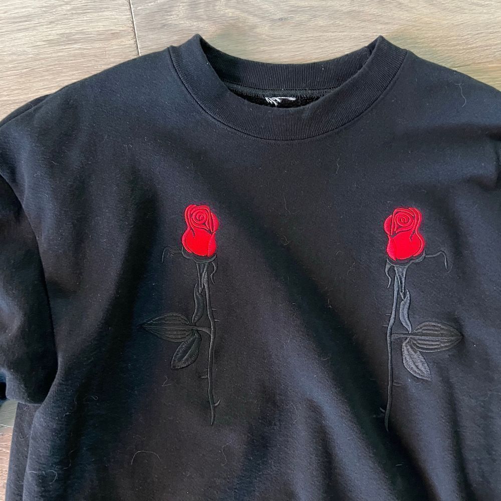 Black Scale Rose embroidered sweater Size M - Picture 2 of 3